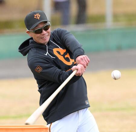 　秋広にフライノックを打つ阿部監督（撮影・伊藤笙子）