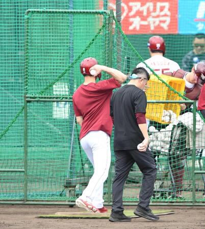 　ボール拾いの後、打撃投手の場所からシャドーピッチングをする辰己（左）