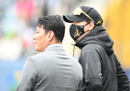 侍ジャパン 井端監督が日本ハムキャンプを訪問 新庄監督と言葉を交わす 清宮幸太郎は2人の侍指揮官を前に恐縮?