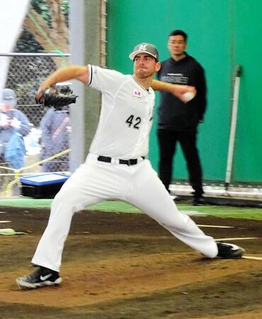 　初めてブルペンに入り２６球を投げたサモンズ