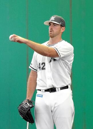 　初めてブルペンに入り２６球を投げたサモンズ