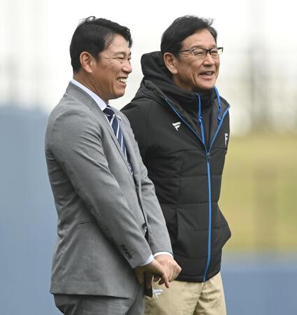 　日本ハムキャンプを視察し栗山前監督（右）と談笑する侍ジャパンの井端監督（撮影・開出牧）