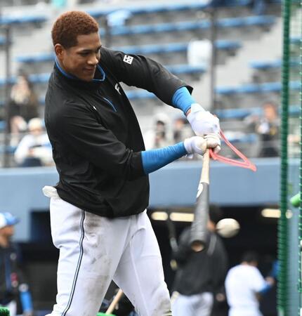 　器具を使ってティー打撃を行う万波（撮影・開出牧）