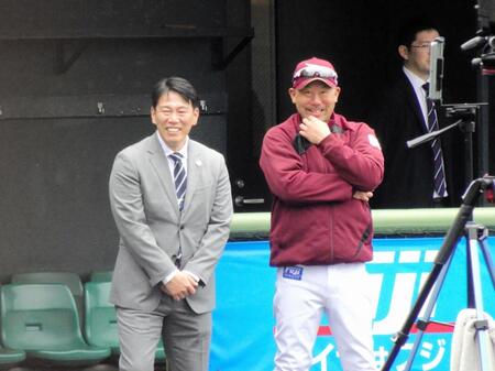 　楽天キャンプを視察した侍ジャパン・井端監督（左）と三木監督