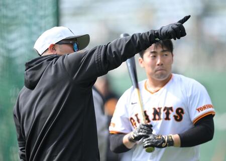 　浅野（奥）を指導する阿部監督（撮影・伊藤笙子）