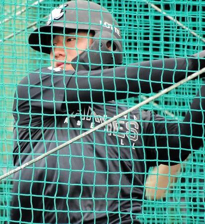 　フリー打撃で快音を連発する西川