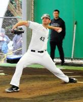 　初めてブルペンに入り２６球を投げたサモンズ