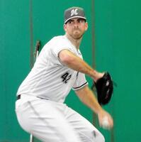 　初めてブルペンに入り２６球を投げたサモンズ