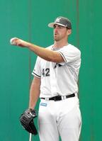 　初めてブルペンに入り２６球を投げたサモンズ