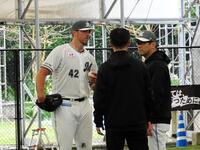 　初めてブルペンに入り２６球を投げたサモンズ（左）と建山投手コーチ（右）