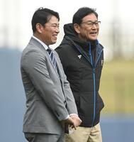 　日本ハムキャンプを視察し栗山前監督（右）と談笑する侍ジャパンの井端監督（撮影・開出牧）