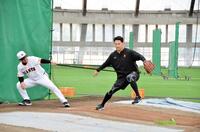 　久保投手コーチとチューブを使ってフォーム確認をする田中将