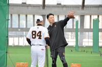 　久保　投手コーチ（８４）とフォーム確認する田中将