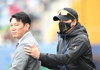 　視察に訪れた侍ジャパンの井端監督（左）をもてなす新庄監督（撮影・開出牧）