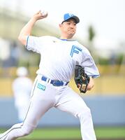 　ノックを受ける斎藤（撮影・開出牧）