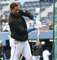 　器具を使ってティー打撃を行う万波（撮影・開出牧）