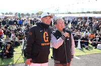 　徳光和夫（右）とともにトークショーを行った阿部監督（撮影・伊藤笙子）