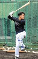 　左足を高く上げるフォームでティーバッティングする西川