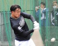 　ティーバッティングする西川