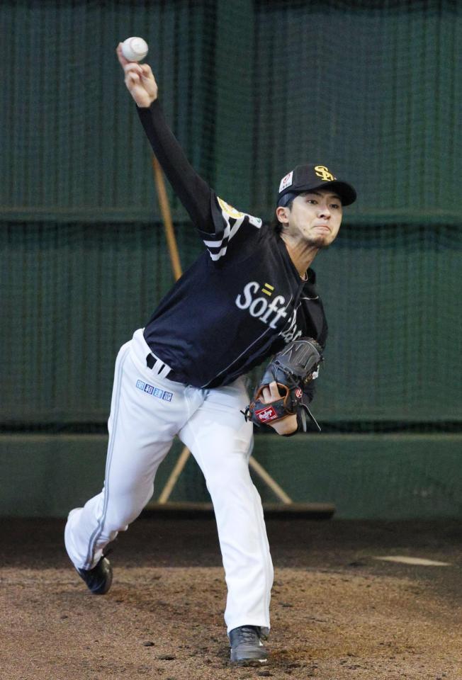 　ブルペンで投球練習する上沢