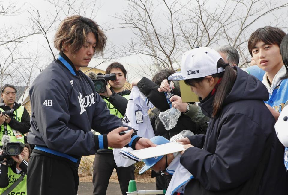 　練習後、ファンの求めに応じてサインする西武・今井