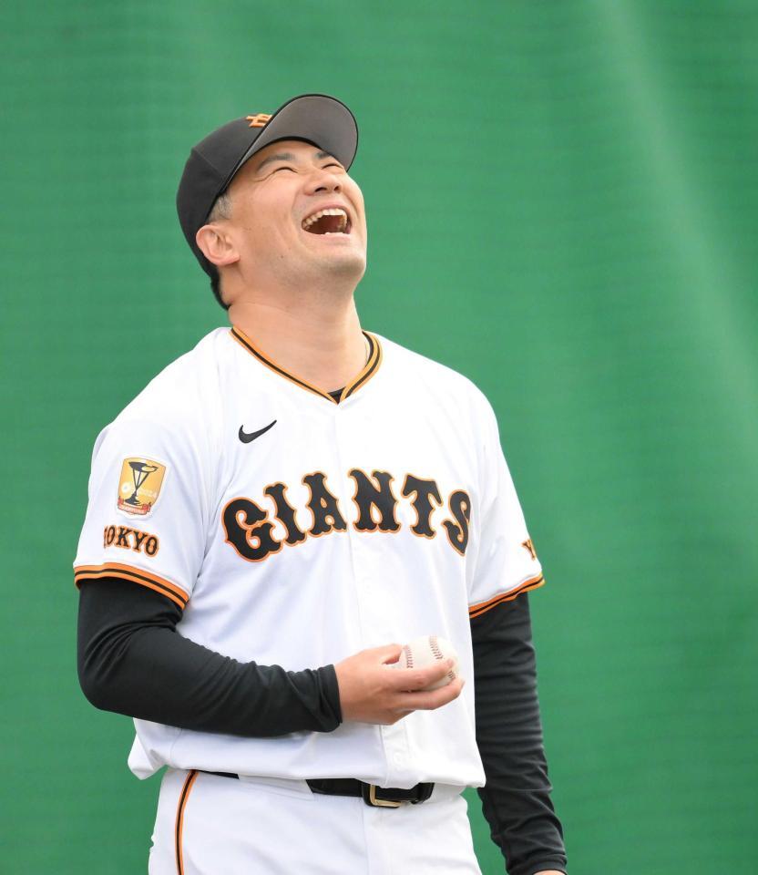 　ブルペンでの特訓中、笑顔を見せる田中将（撮影・伊藤笙子）