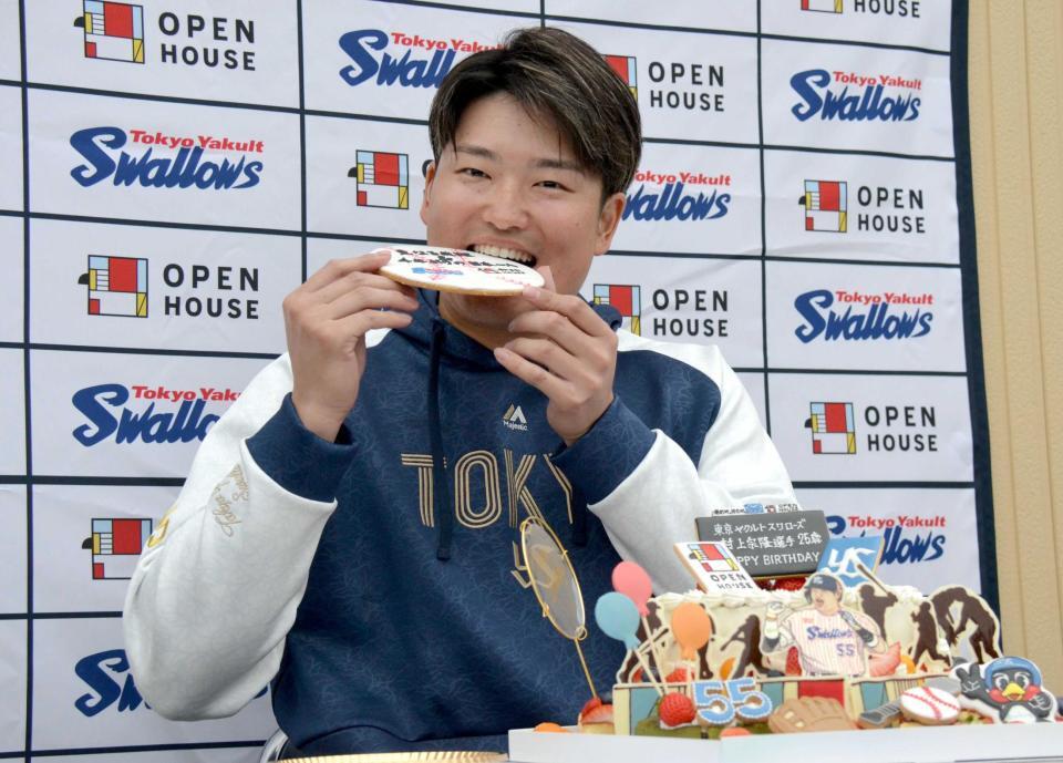 　オープンハウスから誕生日ケーキを贈られ、笑顔でかじりつく村上