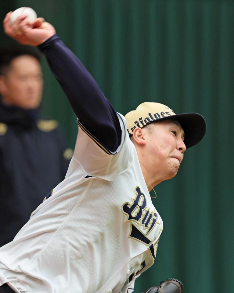 　ブルペンで投げ込む古田島（撮影・立川洋一郎）