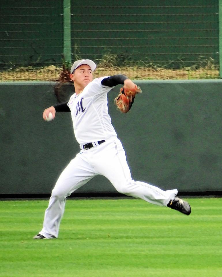 　ノックを受けて遠投するロッテの西川