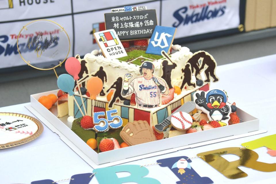 　村上に贈られたバースデーケーキ＝２日