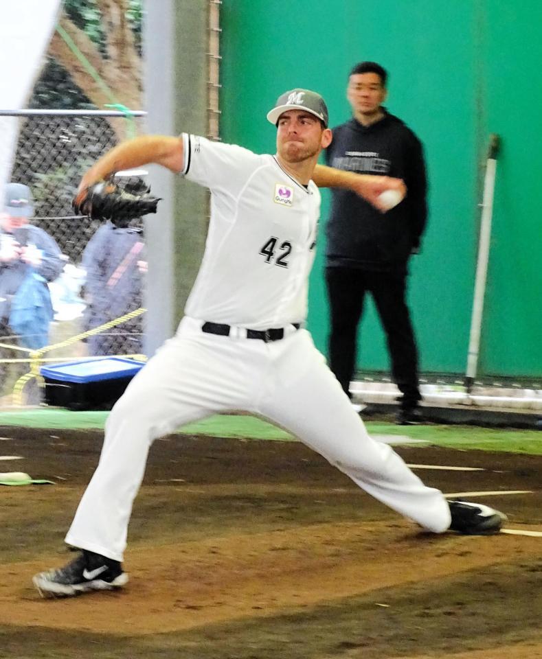 　初めてブルペンに入り２６球を投げたサモンズ