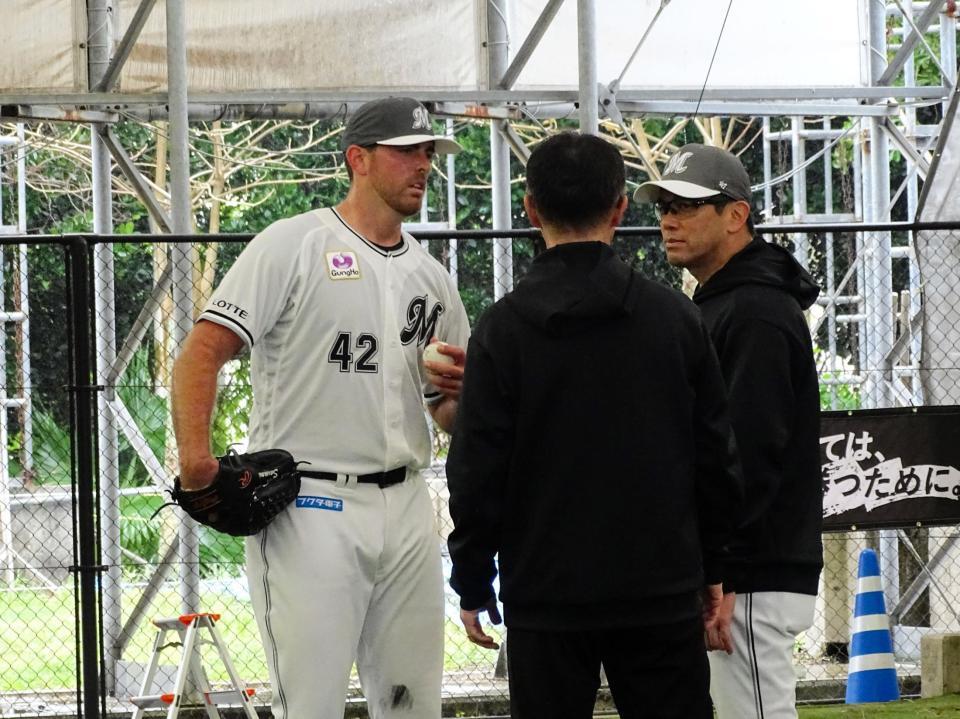 　初めてブルペンに入り２６球を投げたサモンズ（左）と建山投手コーチ（右）