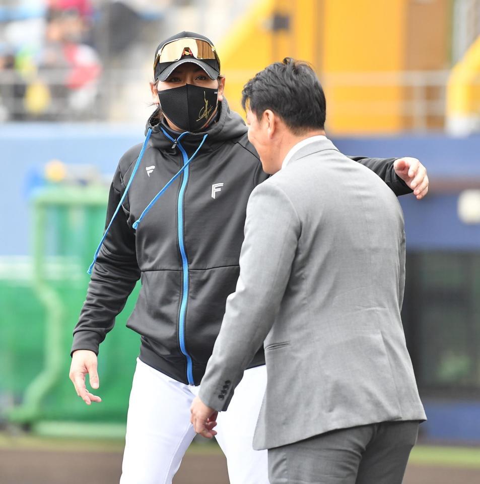 　視察に訪れた侍ジャパンの井端監督（手前）を歓迎する新庄監督（撮影・開出牧）