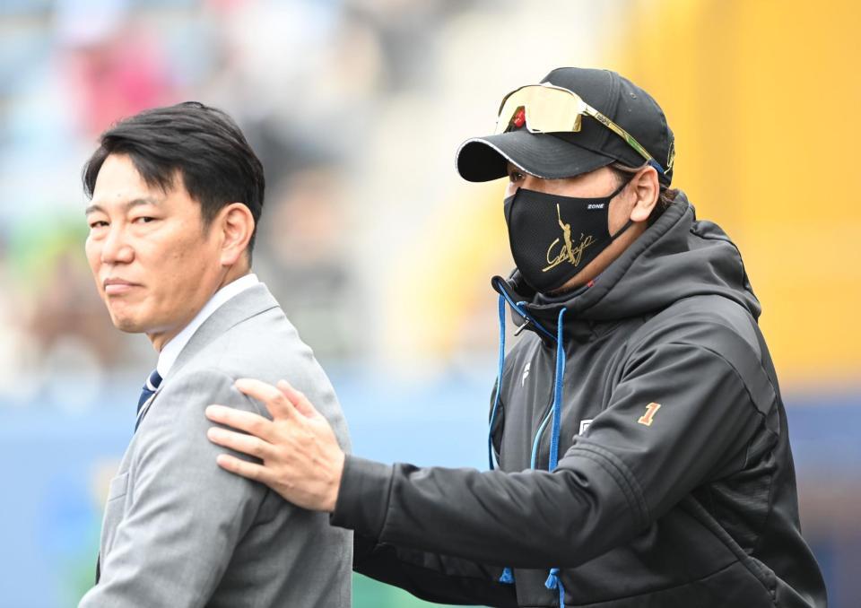 　視察に訪れた侍ジャパンの井端監督（左）をもてなす新庄監督（撮影・開出牧）