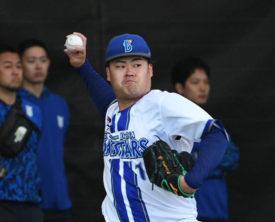 　ブルペンで投げる伊勢（撮影・佐々木彰尚）