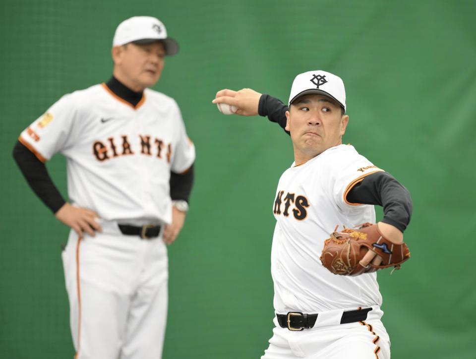 　久保コーチ（奥）が見守る中、ブルペンで投球する田中将（撮影・伊藤笙子）