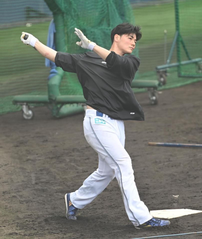 　ロングティーを行う清宮（撮影・開出牧）