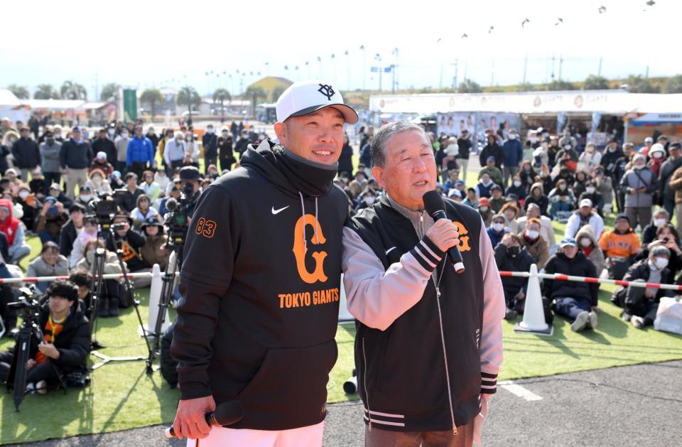 　徳光和夫（右）とともにトークショーを行った阿部監督（撮影・伊藤笙子）