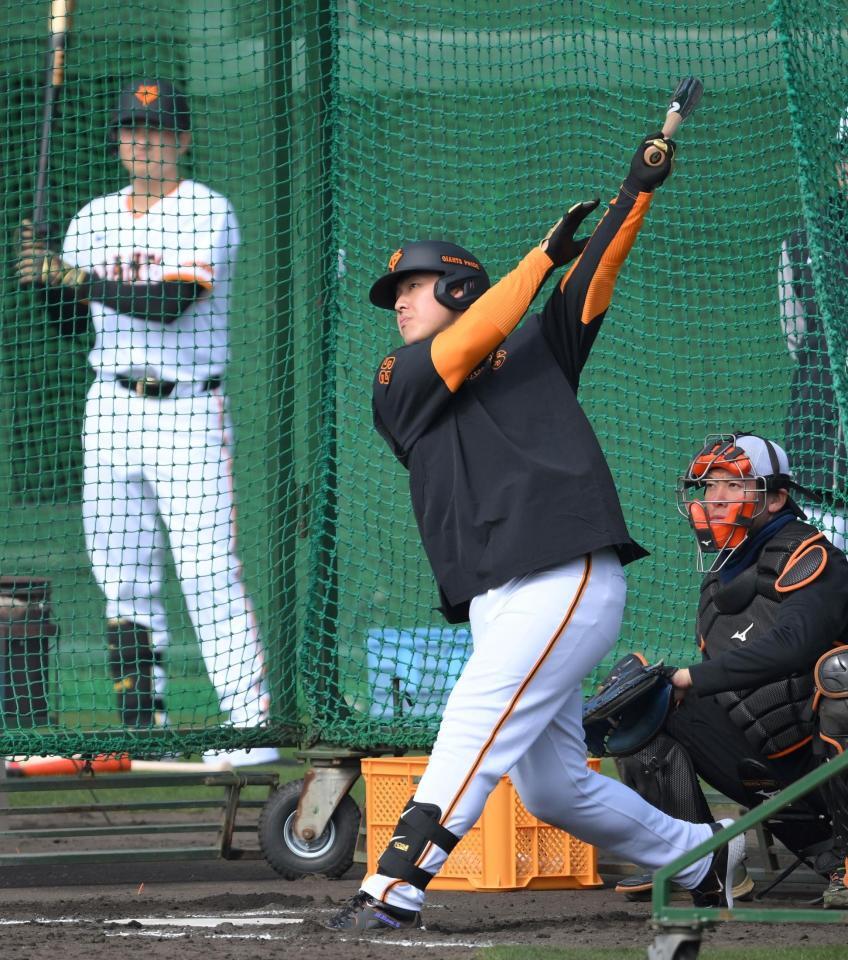 　キャンプ初の屋外でフリー打撃を行った岡本（撮影・伊藤笙子）