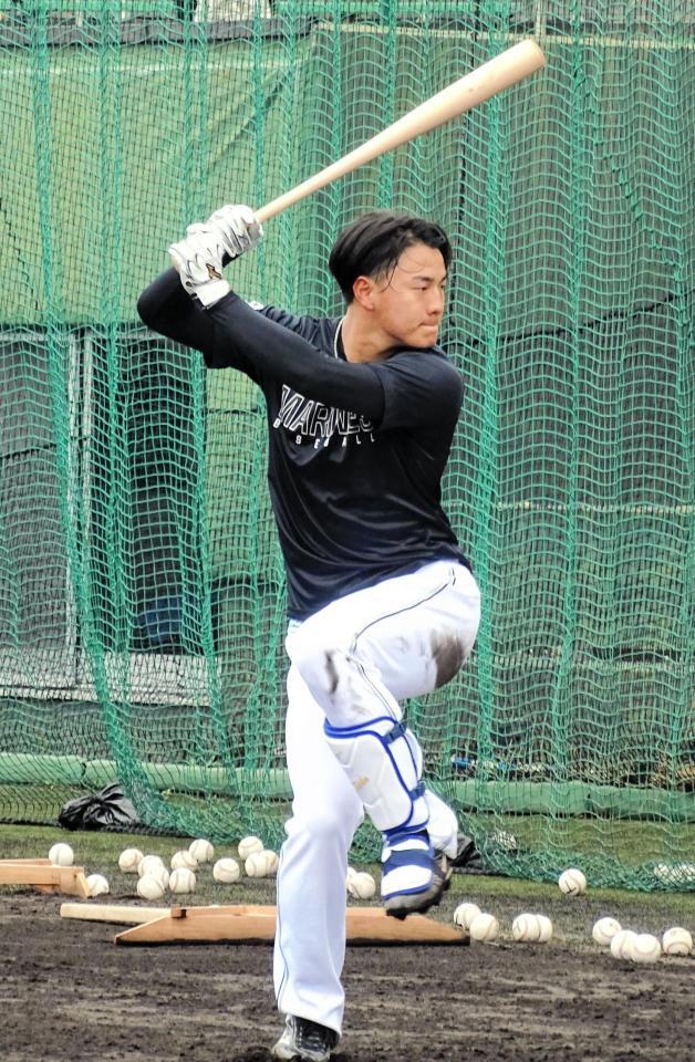 　左足を高く上げるフォームでティーバッティングする西川