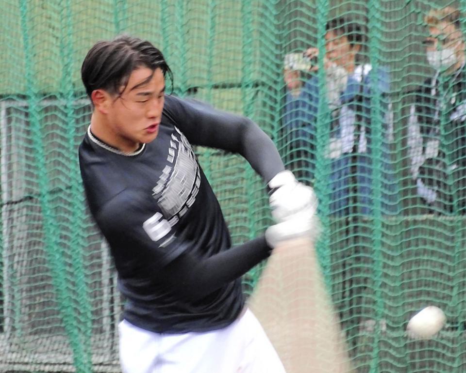 　ティーバッティングする西川