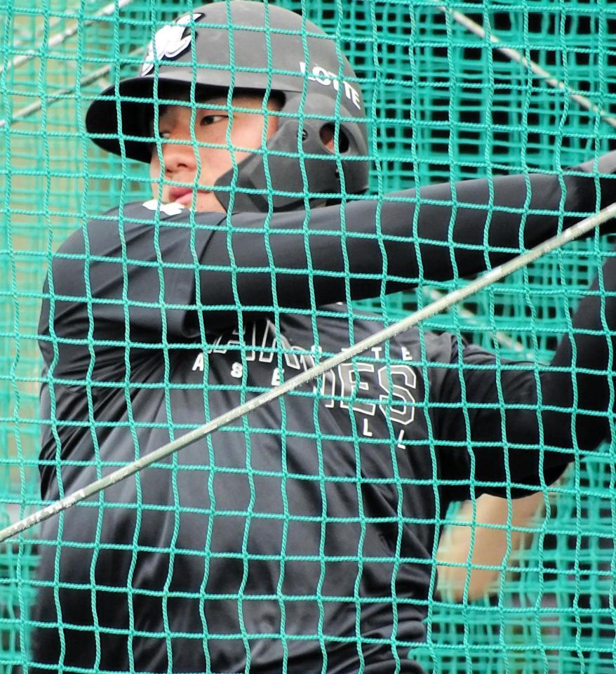 　フリー打撃で快音を連発する西川