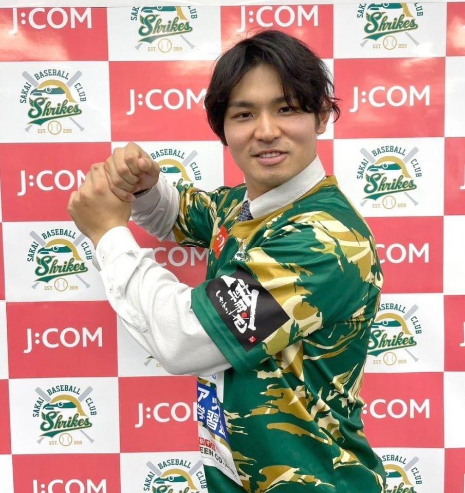 　関西独立リーグ・堺の入団式でポーズを決める佐藤太