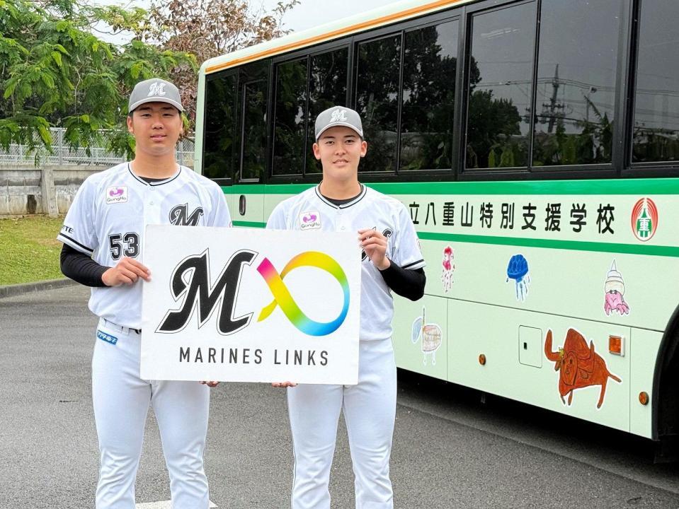 　八重山特別支援学校を訪問した木村（左）と早坂＝球団提供