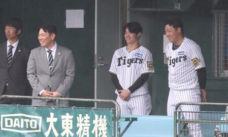 　ベンチで話をする（右から）大山、中野、侍ジャパン・井端監督（撮影・中田匡峻）