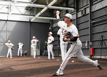 　ブルペンで投球練習する戸郷（手前）