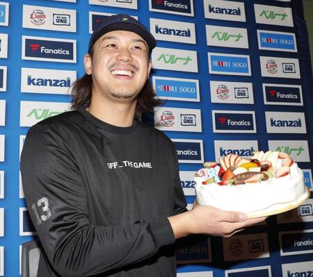 　バースデーケーキを手に笑顔を見せる西武・高橋