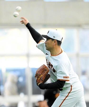 　ボールを２つ投げる田中将（撮影・伊藤笙子）