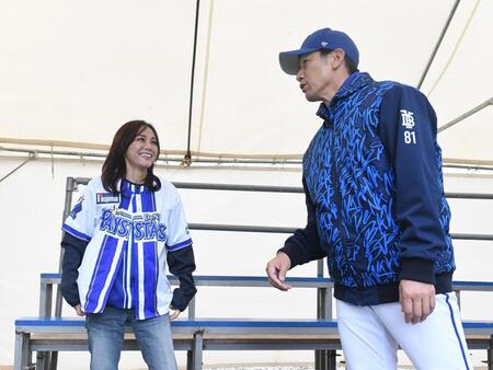 　三浦監督（右）と話す相川七瀬（撮影・佐々木彰尚）