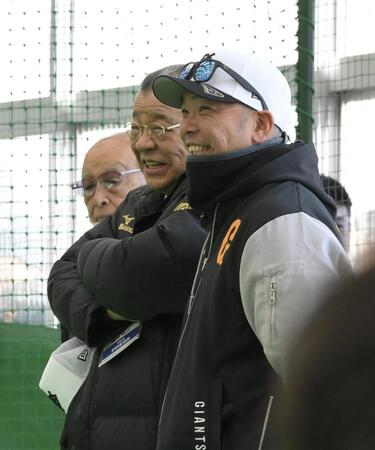 　視察に訪れた掛布雅之氏（左）と談笑する阿部監督（撮影・伊藤笙子）